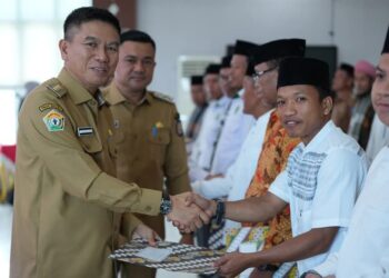 Bupati Konsel, Irham Kalenggo lantik 25 imam masjid kecamatan