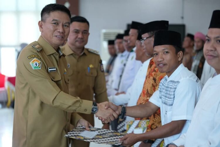 Bupati Konsel, Irham Kalenggo lantik 25 imam masjid kecamatan