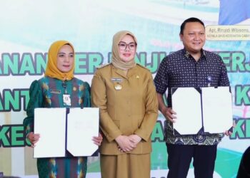 Wali Kota Kendari Siska Karina Imran bersama Direktur RSUD Antero Hamra dan Kepala BPJS Cabang Kendarii usai penanandatanganan kerjasama