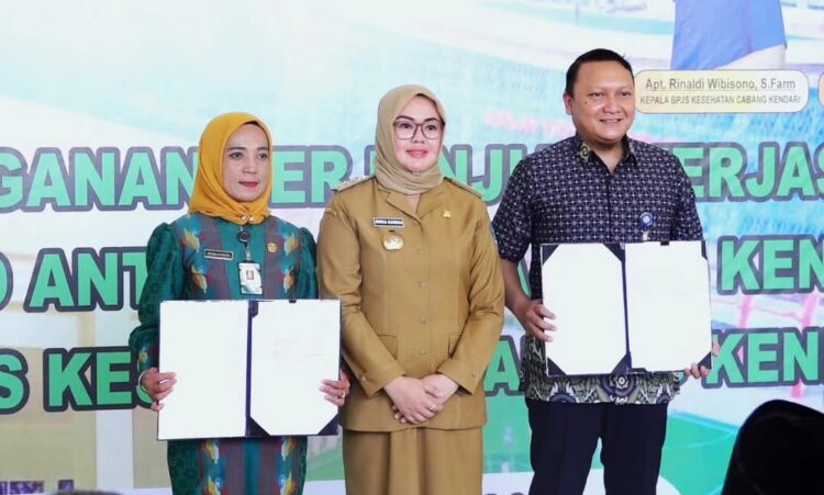 Wali Kota Kendari Siska Karina Imran bersama Direktur RSUD Antero Hamra dan Kepala BPJS Cabang Kendarii usai penanandatanganan kerjasama