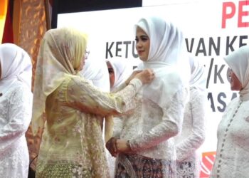 Pemasangan pin Dekranasda kepada Ny. Shintya Putri Anawula Sudirman