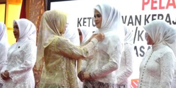 Pemasangan pin Dekranasda kepada Ny. Shintya Putri Anawula Sudirman