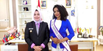 Wali Kota Kendari, Siska Karina Imran bersama finalis Puteri Indonesia perwakilan Sultra, Lidyana Nono