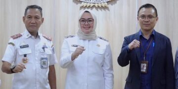 Wali Kota Kendari, Siska Karina Imran (tengah)