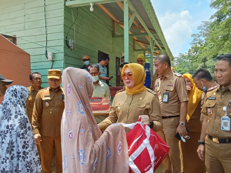 Wali Kota Kendari, Siska Karina Imran saat mengunjungi korban kebakaran di TPA Puuwatu