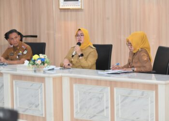 Wali Kota Kendari, Siska Karina Imran memimpin rapat perdana