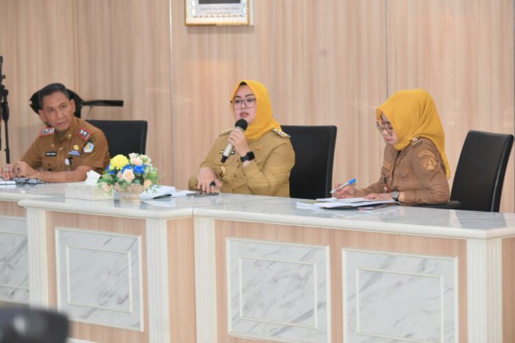 Wali Kota Kendari, Siska Karina Imran memimpin rapat perdana