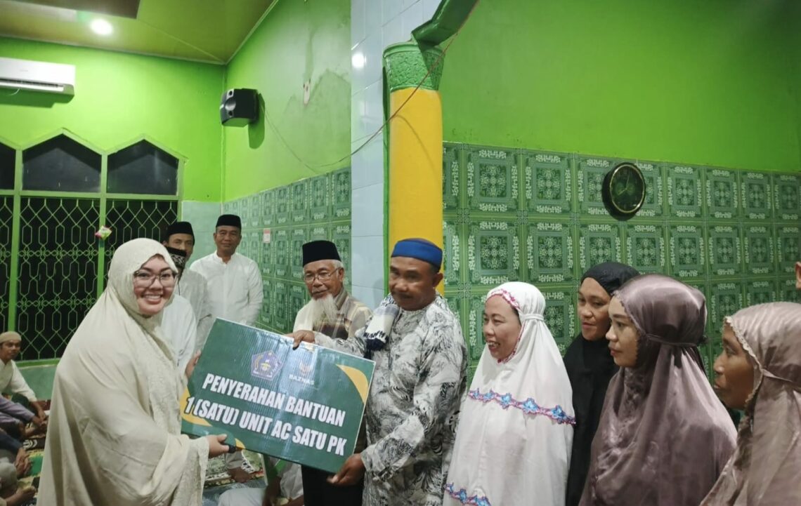 Wali Kota Kendari, Siska Karina Imran menyerahkan bantuan AC