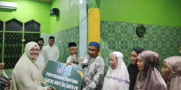 Wali Kota Kendari, Siska Karina Imran menyerahkan bantuan AC