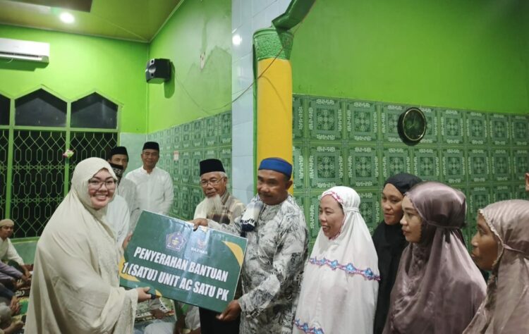 Wali Kota Kendari, Siska Karina Imran menyerahkan bantuan AC