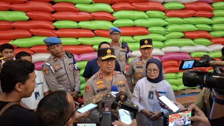 Kapolda Sultra saat melakukan pengecekan dstik beras di Bulog