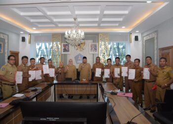 Foto bersama Wali Kota Kendari dan Wakil Wali Kota, Camat dan Lurah usai penandatanganan pakta integritas