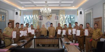 Foto bersama Wali Kota Kendari dan Wakil Wali Kota, Camat dan Lurah usai penandatanganan pakta integritas