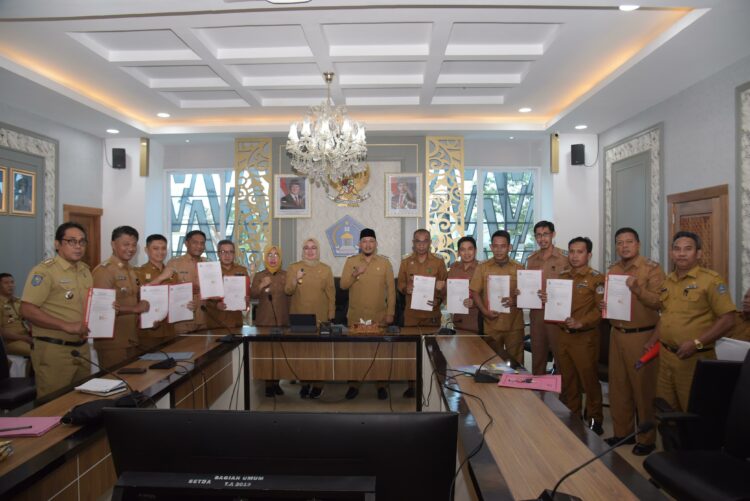 Foto bersama Wali Kota Kendari dan Wakil Wali Kota, Camat dan Lurah usai penandatanganan pakta integritas