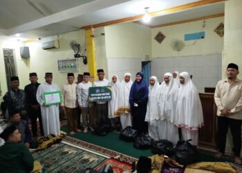 Wali Kota Kendari, Siska Karina Imran menyerahkan bantuan di Masjid Nurul Hidayat Poasia