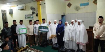 Wali Kota Kendari, Siska Karina Imran menyerahkan bantuan di Masjid Nurul Hidayat Poasia