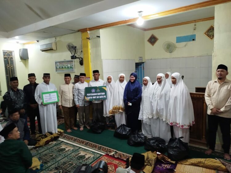 Wali Kota Kendari, Siska Karina Imran menyerahkan bantuan di Masjid Nurul Hidayat Poasia