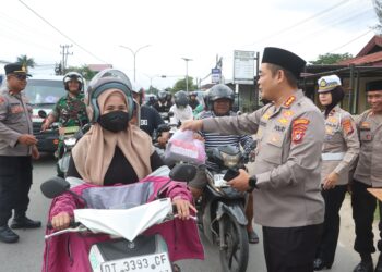 Kapolresta Kendari berbagi takjil kepada pengendara motor