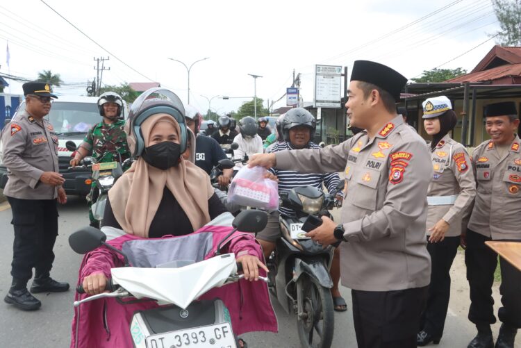 Kapolresta Kendari berbagi takjil kepada pengendara motor