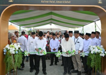 Gubernur Sultra, Andi Sumangerukka bersama Wagub Hugua, didampingi Kepala Perwakilan BI Sultra, Doni Septadijaya melakukan pengguntingan pita