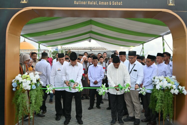 Gubernur Sultra, Andi Sumangerukka bersama Wagub Hugua, didampingi Kepala Perwakilan BI Sultra, Doni Septadijaya melakukan pengguntingan pita