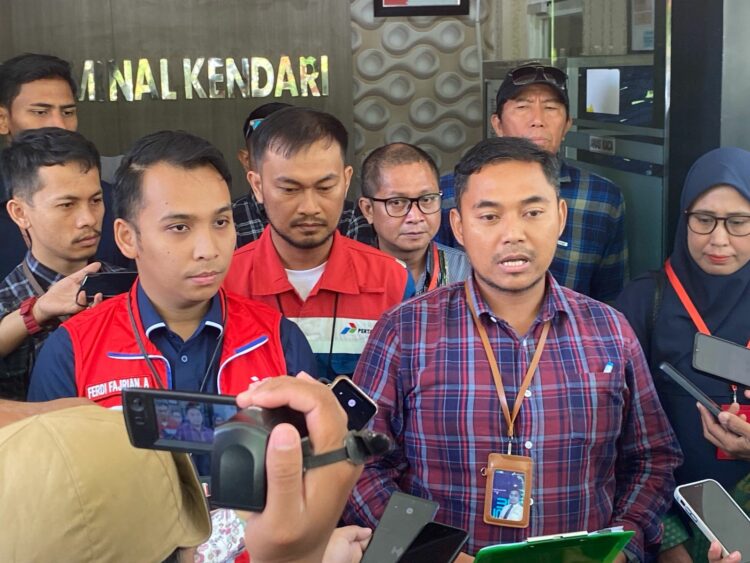 Pihak Depot BBM Kendari memberikan keterangan kepada wartawan