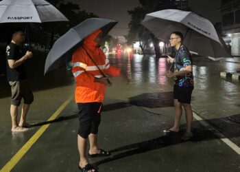 Wakil Wali Kota Kendari, Sudirman saat meninjau lokasi banjir