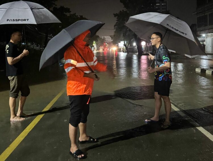 Wakil Wali Kota Kendari, Sudirman saat meninjau lokasi banjir