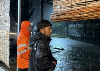 Wakil Wali Kota Kendari, Sudirman meninjau banjir di eks MTQ