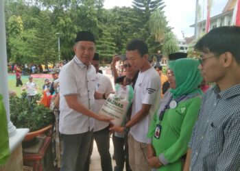 Bupati Kolaka, Amri Jamaluddin dan kepala Baznas Kolaka saat menyerahkan Bantuan Sembako di Halaman Kantor Bupati Kolaka