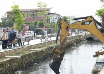 Pengerukan Sedimen di eks MTQ Kendari