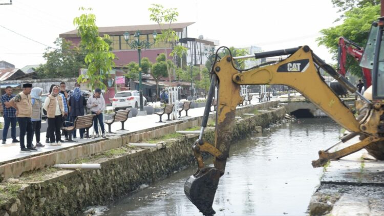 Pengerukan Sedimen di eks MTQ Kendari