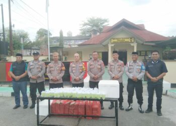 Poksek KP3 berbagi takjil kepada pengguna jalan