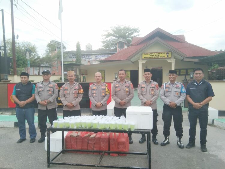 Poksek KP3 berbagi takjil kepada pengguna jalan