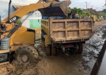 Alat berat saat mengeruk lumpur pasca banjir di Jalan Segar