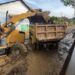 Alat berat saat mengeruk lumpur pasca banjir di Jalan Segar