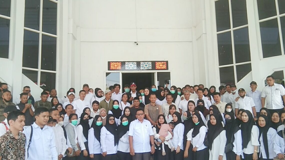 DPRD Bersama CPNS dan CPPPK se Kolaka, Menolak Kebijakan Menpan RB 10 Anggota Komisi I dan II DPRD Kolaka, bersama CPNS dan CPPPK angkatan 2024