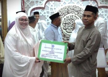 Wali Kota memberikan bantuan saat Safari Ramadhan di Masjid Akbar Kendari