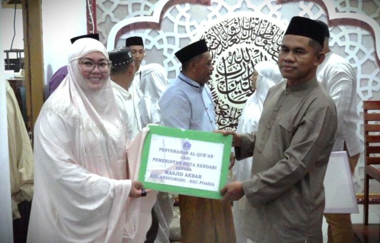 Wali Kota memberikan bantuan saat Safari Ramadhan di Masjid Akbar Kendari