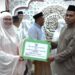 Wali Kota memberikan bantuan saat Safari Ramadhan di Masjid Akbar Kendari