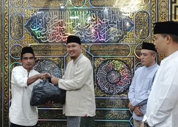 Wakil Wali Kota, Sudirman menyerahkan bantuan Sembako mewakili Wali Kota, Siska Karina Imran di Masjid Alza An Nur, Kelurahan Abeli Dalam