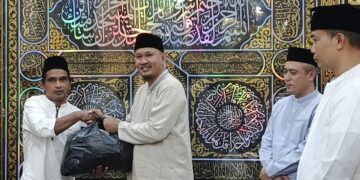 Wakil Wali Kota, Sudirman menyerahkan bantuan Sembako mewakili Wali Kota, Siska Karina Imran di Masjid Alza An Nur, Kelurahan Abeli Dalam