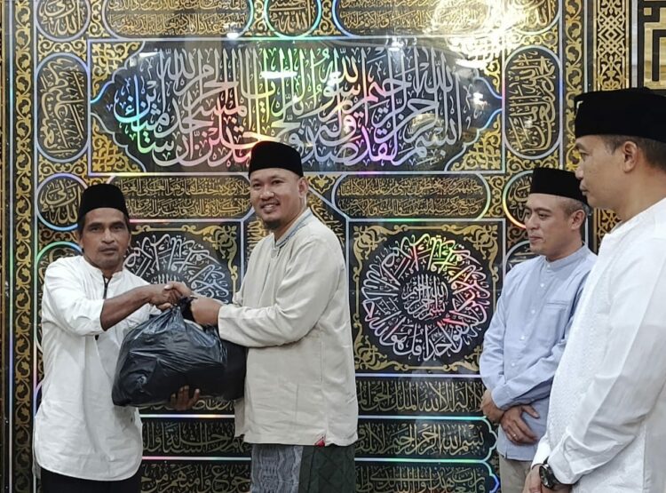 Wakil Wali Kota, Sudirman menyerahkan bantuan Sembako mewakili Wali Kota, Siska Karina Imran di Masjid Alza An Nur, Kelurahan Abeli Dalam