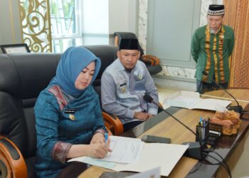 Wali Kota Kendari, Sika Karina Imran bersama Wakil Wali Kota, Sudirman menunaikan zakat melalui Baznas