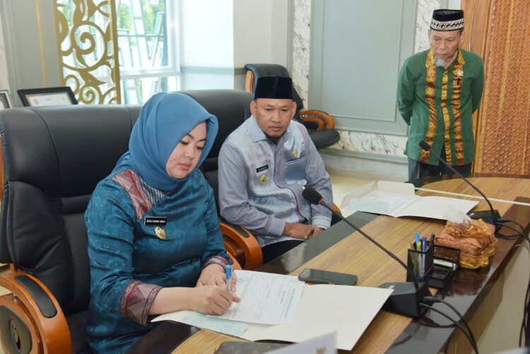 Wali Kota Kendari, Sika Karina Imran bersama Wakil Wali Kota, Sudirman menunaikan zakat melalui Baznas