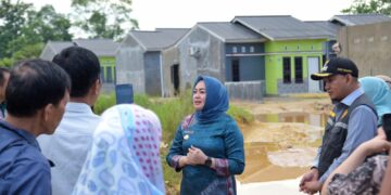 Wali Kota Kendari didampingi Wakil Wali Kota meninjau langsung lokasi banjir