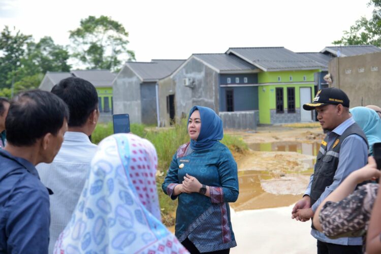 Wali Kota Kendari didampingi Wakil Wali Kota meninjau langsung lokasi banjir