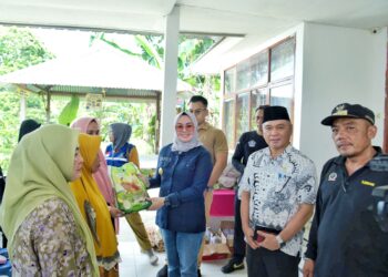 Wali Kota Kendari, Siska Karina Imran menyerahkan simbolis bantuan kepada korban banjir