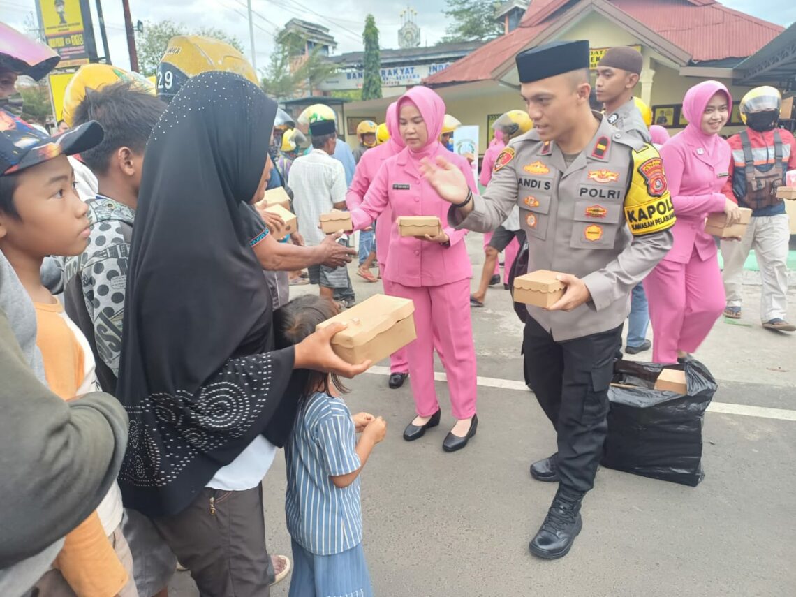 Polsek KPK bersama Bhayangkari saat berbagi takjil