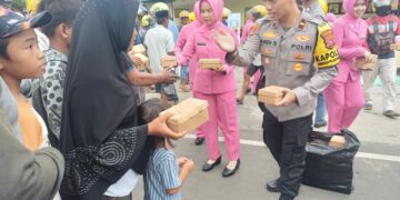 Polsek KPK bersama Bhayangkari saat berbagi takjil